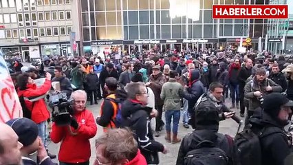 Almanya'da Suriyeli Mülteciler Gül Dağıttı