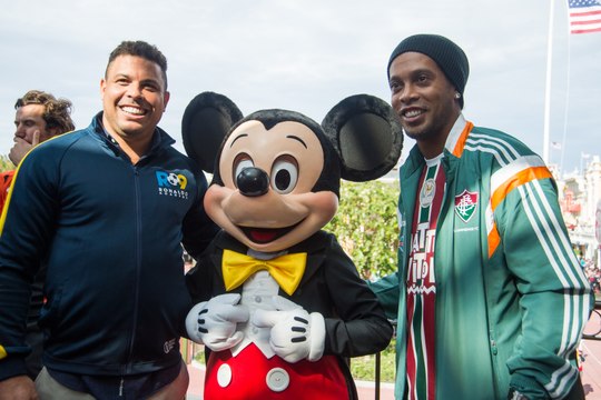 R9, R10 e outros ídolos do futebol mundial desfilam na Disney