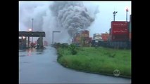Bombeiros controlam incêndio que provocou fumaça tóxica em Guarujá