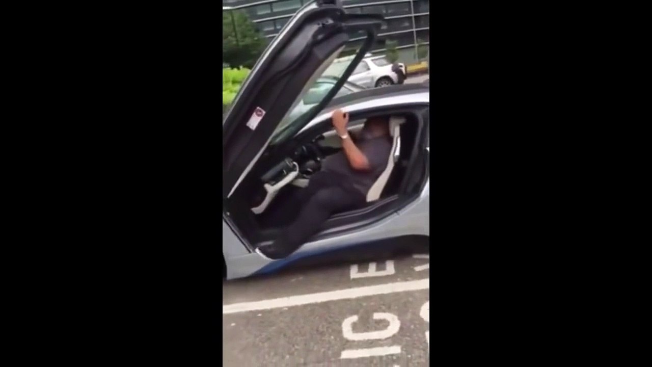 Conductor britanico obeso lucha por salir de su costoso BMW i8