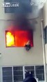 Bombero en el fuego corre por la vida desde la habitación en llamas