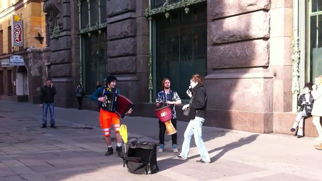 vMetro - «Alors on danse» (на Малой Садовой улице, у Елисеевского магазина, весна 2011)