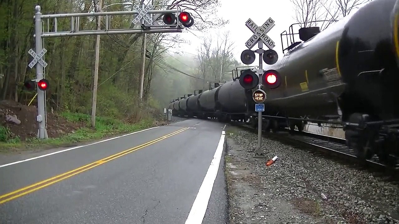 CSX K635 crosses Hamburg Turnpike