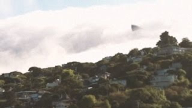 Black Triangle UFO filmed by tourist in San Francisco Bay Area - Dec 2015 !!!