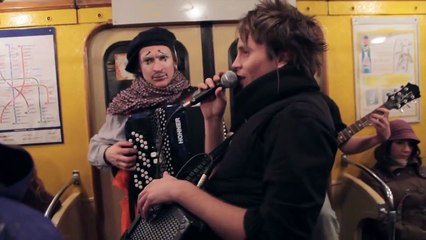vMetro - «Bad Romance» (Lady Gaga cover) (+ «La Valse d'Amélie» - только баян) (в вагоне метро, 2011) (Gohomecinema)