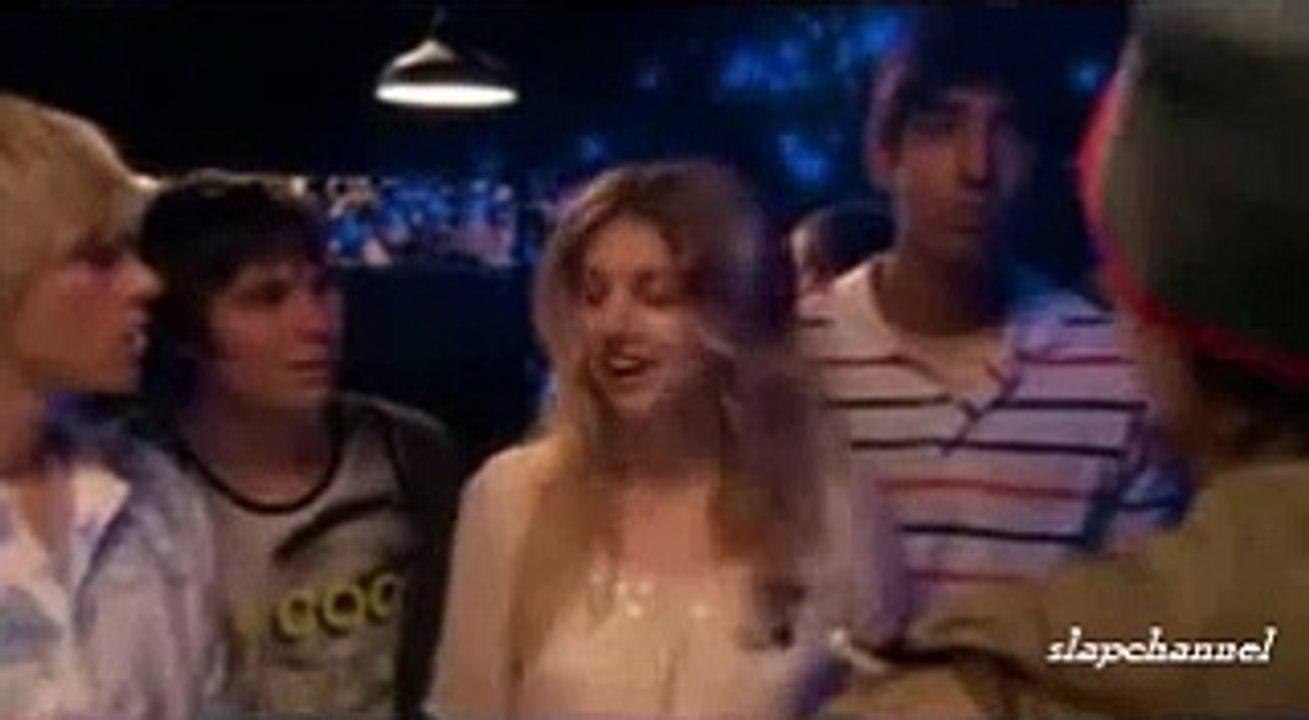 Skins: Cassie dá um tapa na cara de Sid