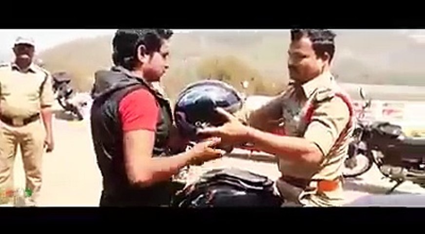 Indian Police sary amm rissvat ly rahi hy