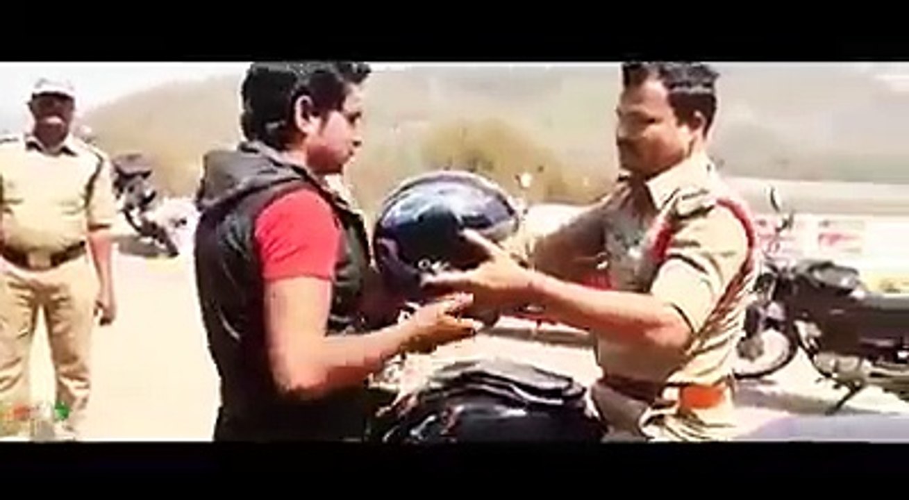 Indian Police sary amm rissvat ly rahi hy