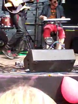 vMetro - «Misirlou» (из к/ф «Криминальное чтиво») + начало «A Little Less Conversation» (Фестиваль красок, 07.07.2013)