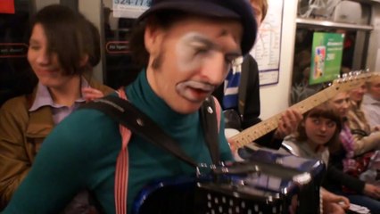 vMetro - «Alors on danse» (в вагоне метро) (2011)