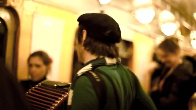 vMetro - «Bad Romance» (Lady Gaga cover) (+ «La Valse d'Amélie» - только баян) (в вагоне метро, 2011) (Al'vina Eksuzyan)