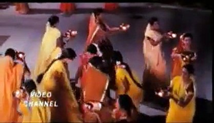 chand chupa badal mein