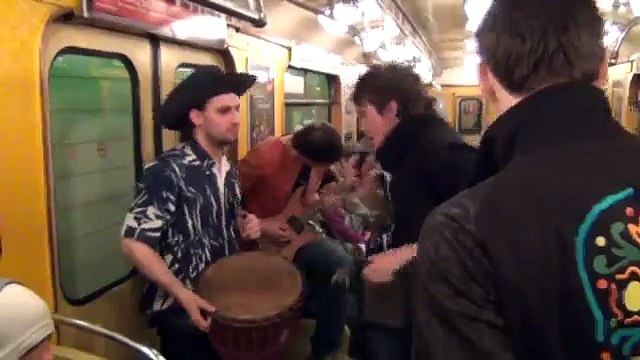 vMetro - «Bad Romance» (Lady Gaga cover) (с танцевальным сопровождением) (в вагоне метро, 2011) (Оксана Гороховская)