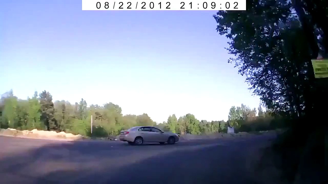 無理な追い越しで自爆事故【交通事故】CAR CLASH HD