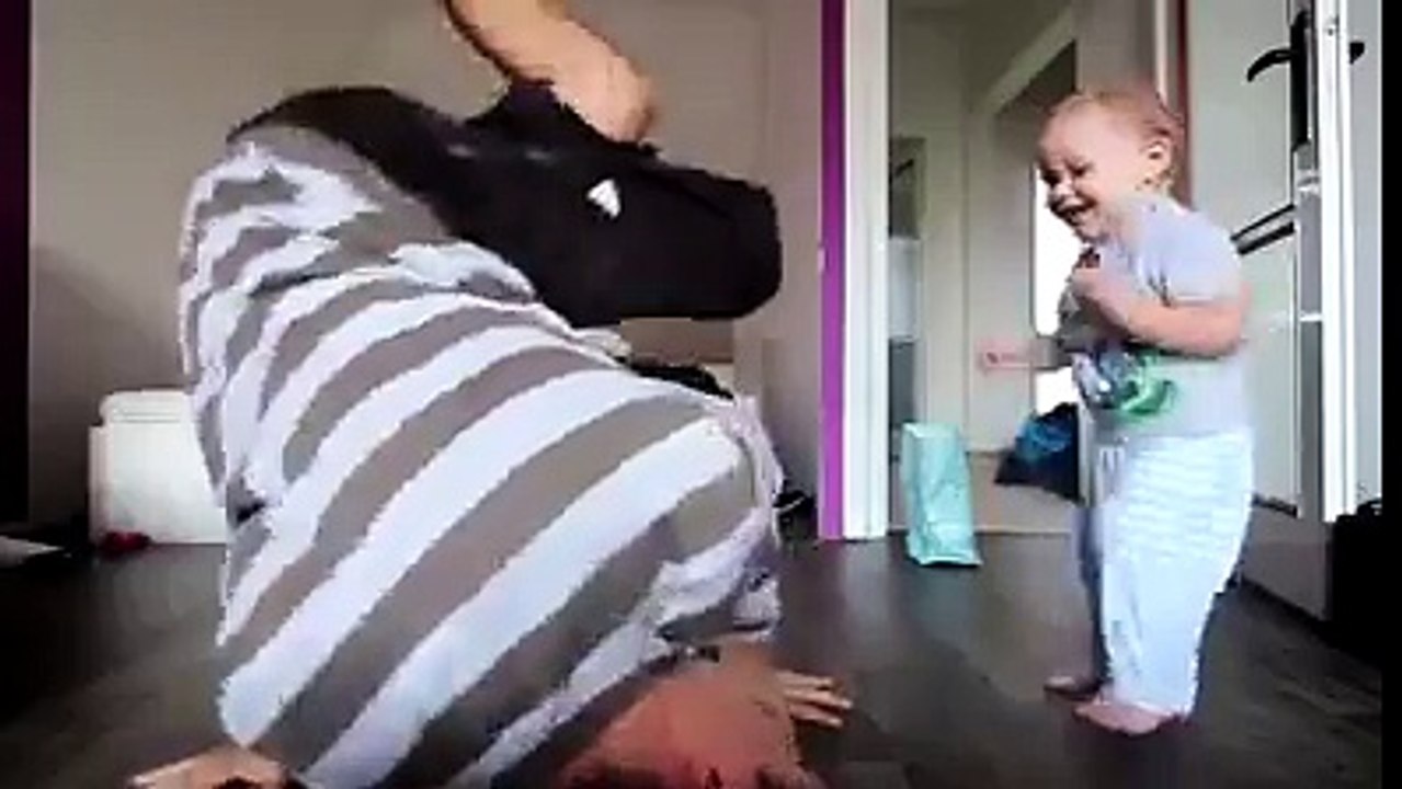 Padre enseña a bailar hip hop a su hijo.