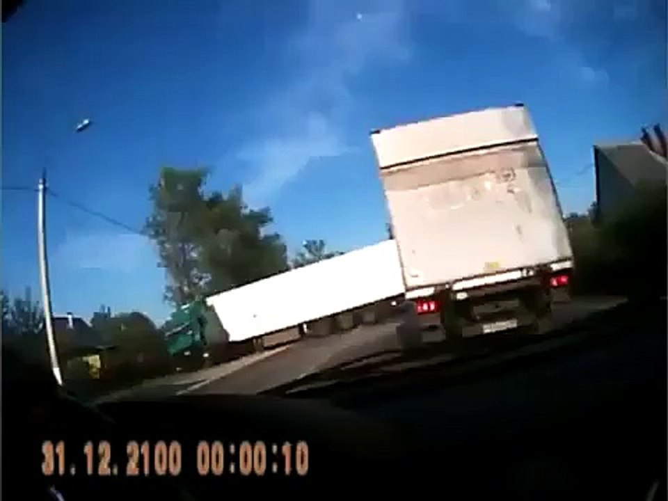 事故 狭い道で大型トラック