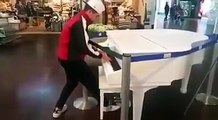 Piano centro comercial chico toca 