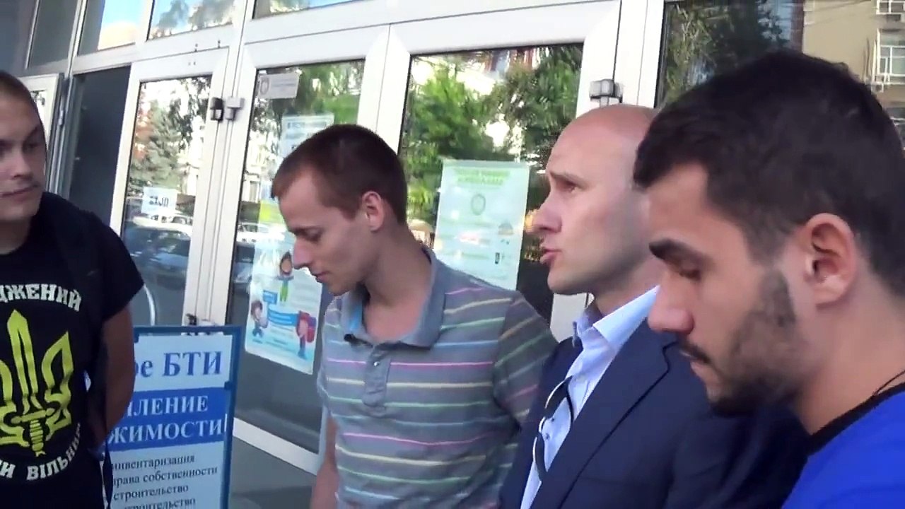 Чиновника бросают в мусорный бак