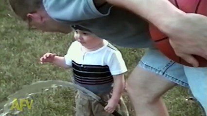 ★　赤ちゃんが持っているホースから出る水を飲む犬＾＾　★ かわいい 犬