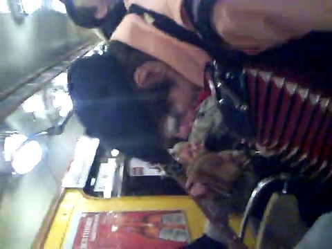 vMetro - «Libertango» (в вагоне метро, 2011) (Саша в кадре, но не поет) (Лёля Таюрская)