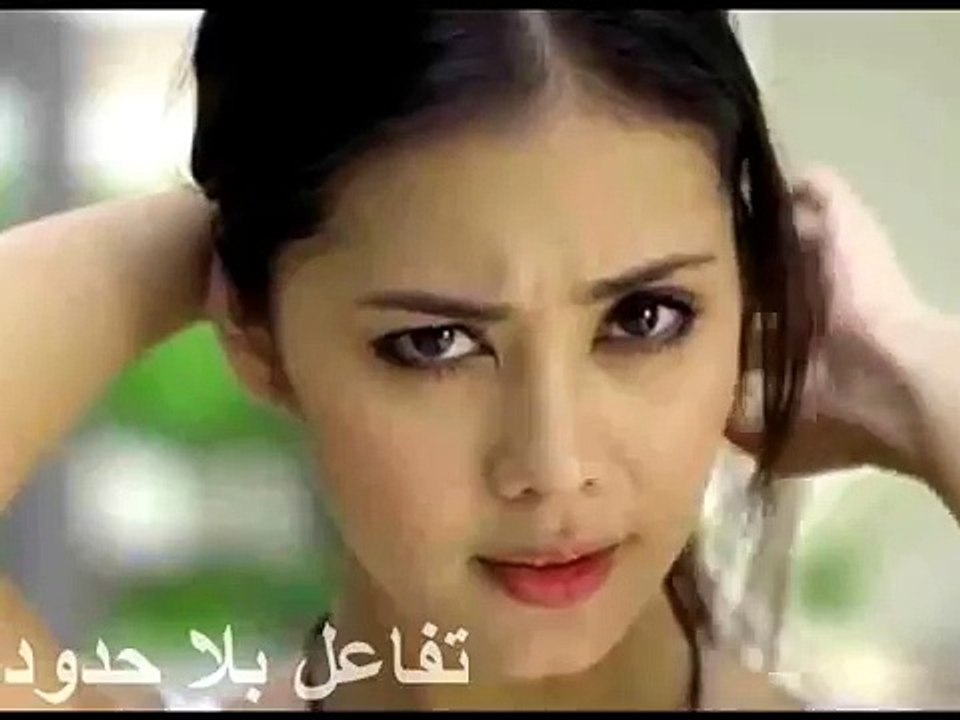 فتاة تمشى على الماء