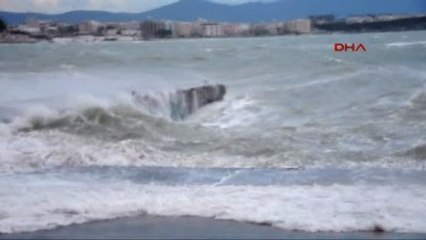 Aydın - Didim'de Dev Dalgalar Kıyıyı Dövdü