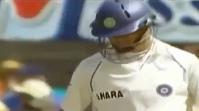 Dravid raises his bat after scoring a single,crowd appreciates. Rare cricket video