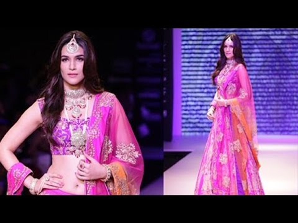 IIJW 2015  Kriti Sanon Walks The Ramp For Sunil Jewellers