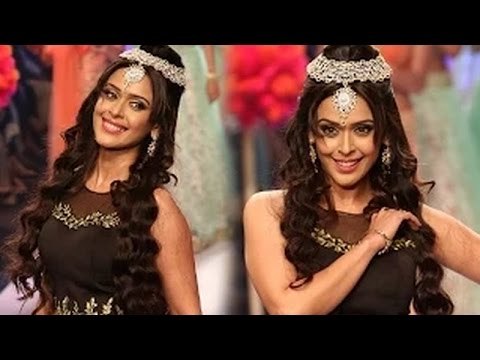 IIJW 2015 Hrishitaa Bhatt Walks The Ramp For GIA