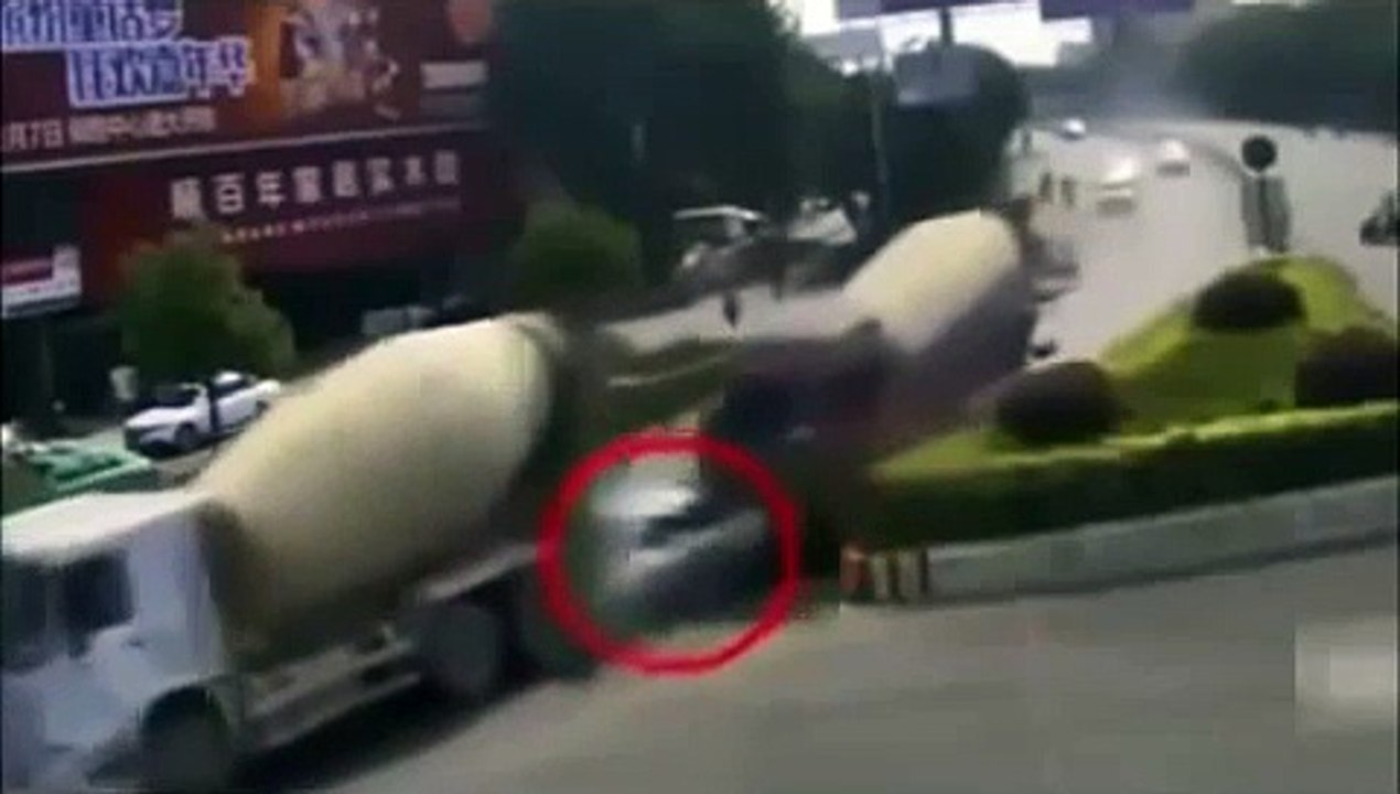 中国の信じられない衝撃映像　ミキサー車に押しつぶされ、死亡？