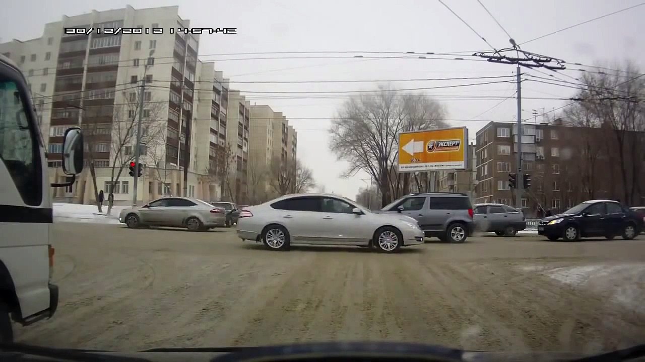 2013年に自動車事故。道路上の車の外に花火