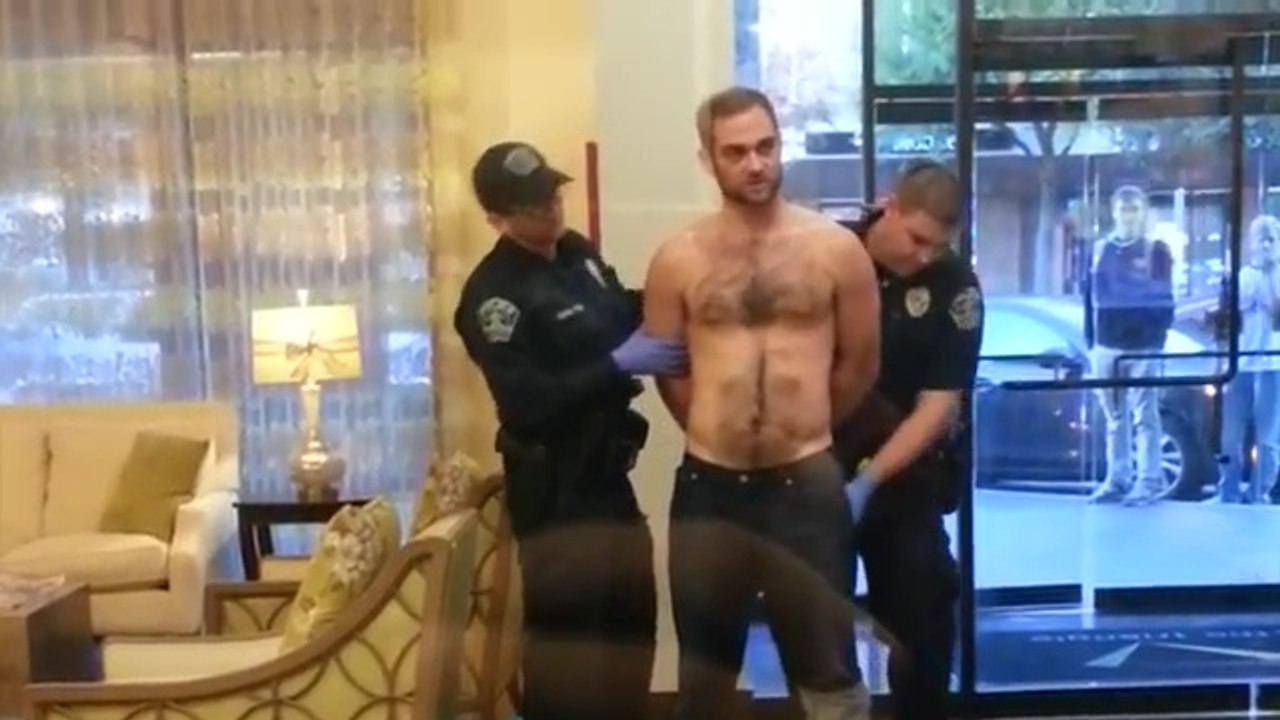 Un policier pense trouver un paquet suspect dans la poche d'un homme