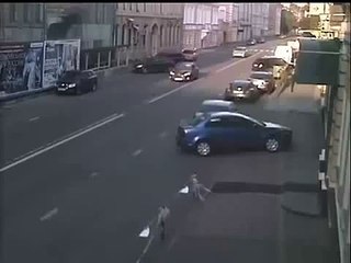 GT R R35が猛スピードで停車中の車に衝突