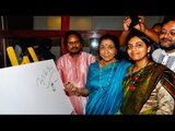 Singer Asha Bhosle During The Painting Exhibition Of Artist Paramesh Paul