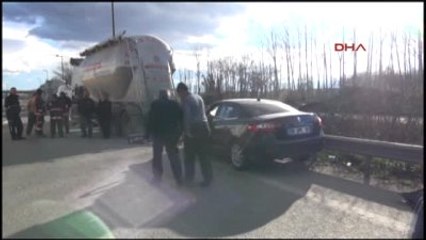 Sakarya - Emniyet Şeridinde Duran Tır'a Çarpan Otomobilin Sürücüsü Öldü