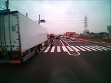 【ドライブレコーダー】高速道路でのバイクによる危険なすり抜け