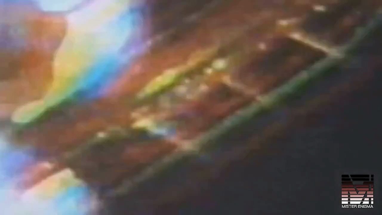 2 Alien Ships Found In Mars Satellite Photo? Crashed UFOs? (Mars Mysteries)