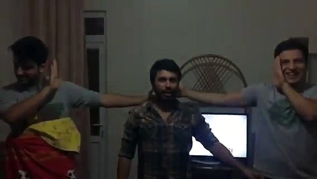 Hunharca Gülen Adam