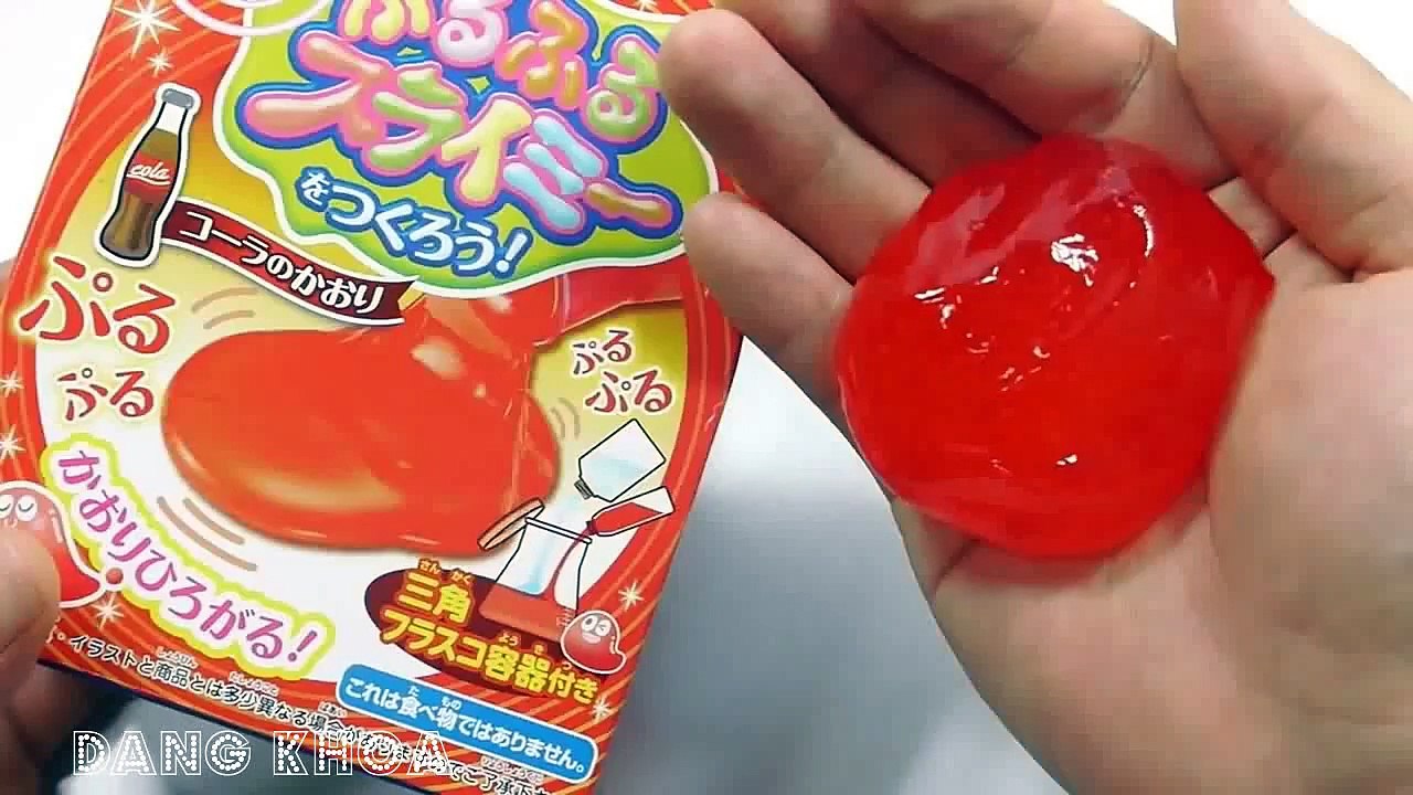 Tạo chất lỏng màu đỏ bằng đồ chơi chất nhờn ma quái cho bé xem