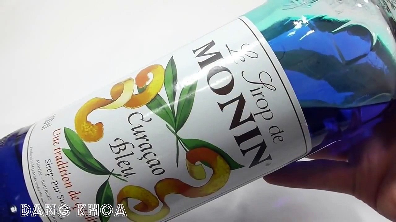 Tạo chất lỏng màu xanh bằng đồ chơi chất nhờn ma quái cho bé xem (2)