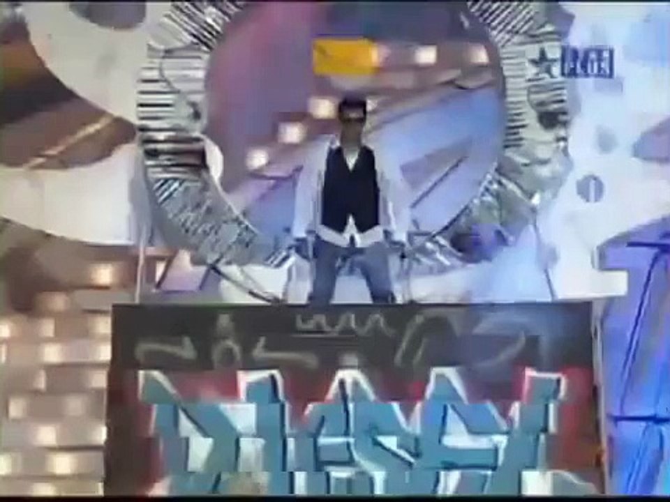 Salman Khan Flying Kiss to Aishwarya Rai at Star Screen Awards Performance 2010