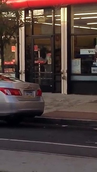 سارق يقوم بتكسير نافذة محل