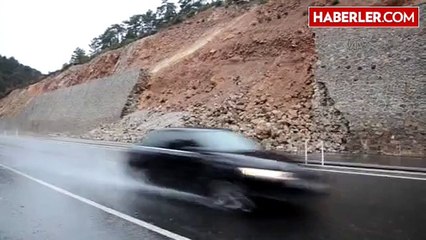 Aşırı Yağışlar Toprak Kaymasına Neden Oldu