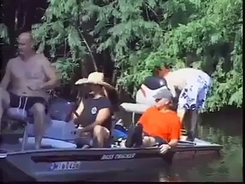 Il fait exploser le moteur de son bateau et met tout le monde à l'eau