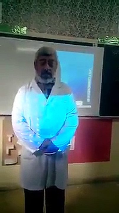 معلم يتمكن من تحويل سبورة عادية الى سبورة تفاعلية بأقلّ التكاليف