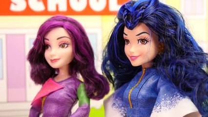 Little Mal & Evie Singing Christmas Songs with Audrey. DisneyToysFan