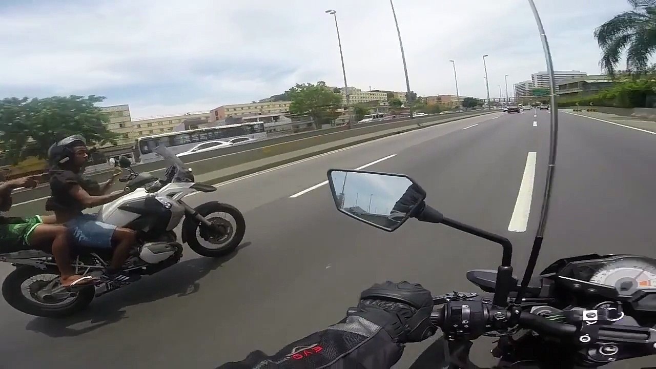 Brésil, Ils tentent de braquer un motard et le font chuter