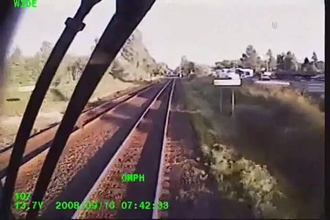 Train crash 電車がショベルカーに激突