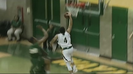 Marcus Moore se tape violemment la tête sur la planche sur un poster