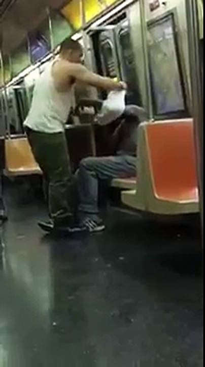 il donne son tee-shirt à un sdf tremblant de froid dans le métro à new-york